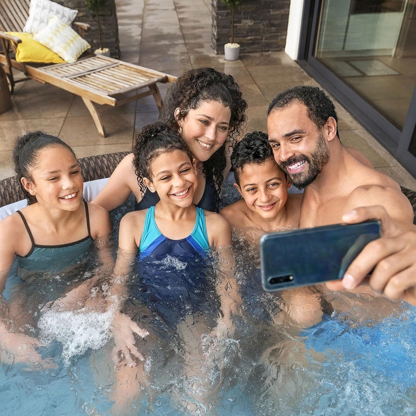 7 Person Round Inflatable Hot Tub 180 Jets Energy Efficient